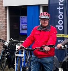Veilig en relaxed fietsen met de fietsspiegel en fietshelm